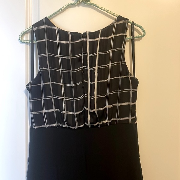 Scoop neck fitted bottom sleeveless dress size M - Picture 8 of 8